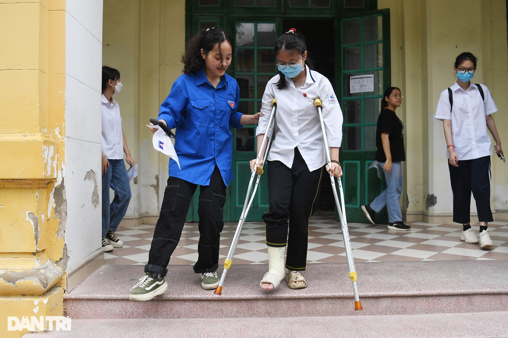 Thí sinh Hà Nội chống nạng leo bộ 3 tầng để làm thủ tục dự thi vào lớp 10 - 9 Thí sinh Hà Nội chống nạng leo bộ 3 tầng để làm thủ tục dự thi vào lớp 10 - 9
