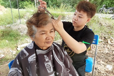 Sóc Trăng: Nhóm thợ trẻ làm tóc miễn phí cho người nghèo đón Tết