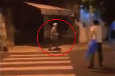 Nhiều người vây đuổi ca nghi mắc Covid-19 bỏ trốn trên đường đi cách ly