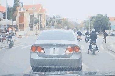 Người phụ nữ dừng ô tô giữa đường rồi bỏ đi đầy khó hiểu, xe trôi tự do