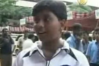 Thiếu nữ kéo xe tải bằng…răng