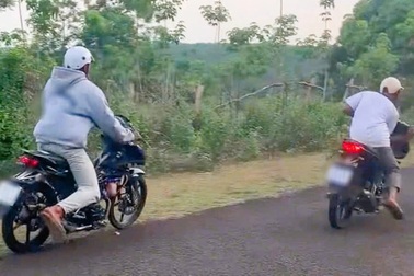 Nhóm thanh niên quay clip bốc đầu xe, đăng lên Facebook để câu tương tác