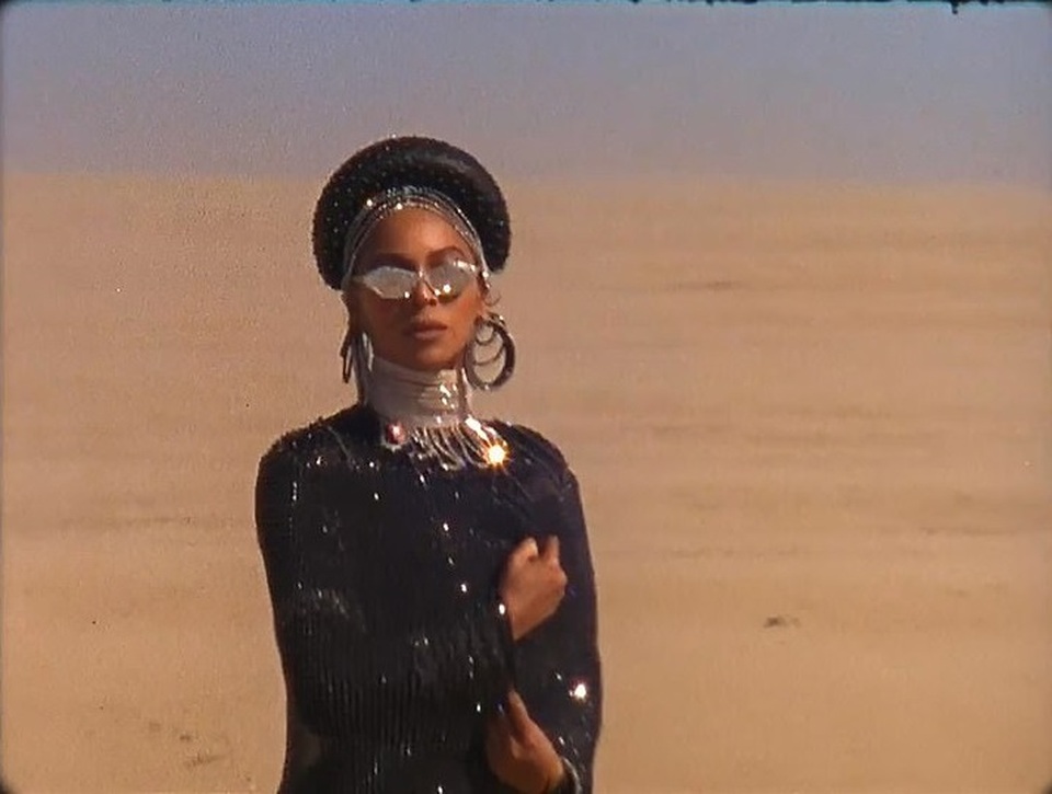Beyonce gây sốt với hình ảnh đẹp “mãn nhãn” trong album visual mới - 5 Beyonce gây sốt với hình ảnh đẹp “mãn nhãn” trong album visual mới - 5