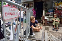 Du khách xếp hàng chụp ảnh phố cà phê đường tàu... qua rào chắn