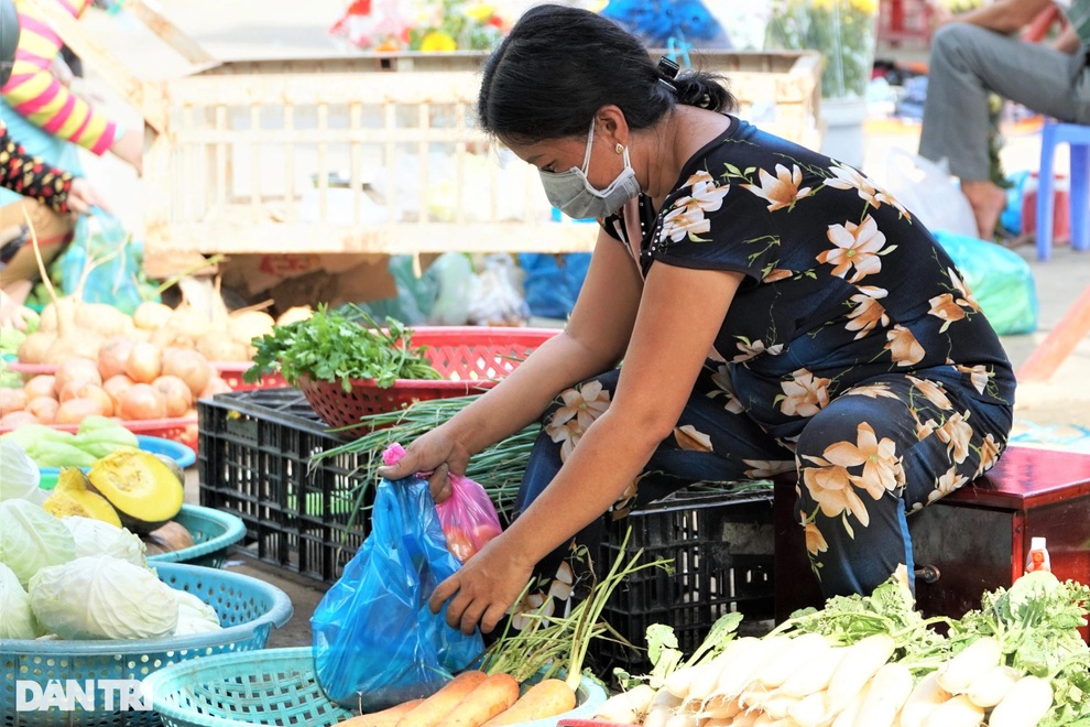 Chợ hoạt động trở lại, tiểu thương vừa mừng, vừa lo  - 4