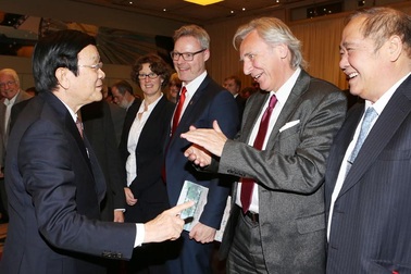 Đức bắn 21 loạt đại bác chào mừng Chủ tịch nước Trương Tấn Sang