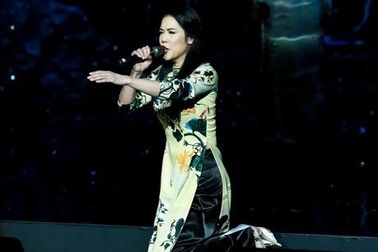 Thu Phương quỳ trên sân khấu hát sau khi bị vấp ngã