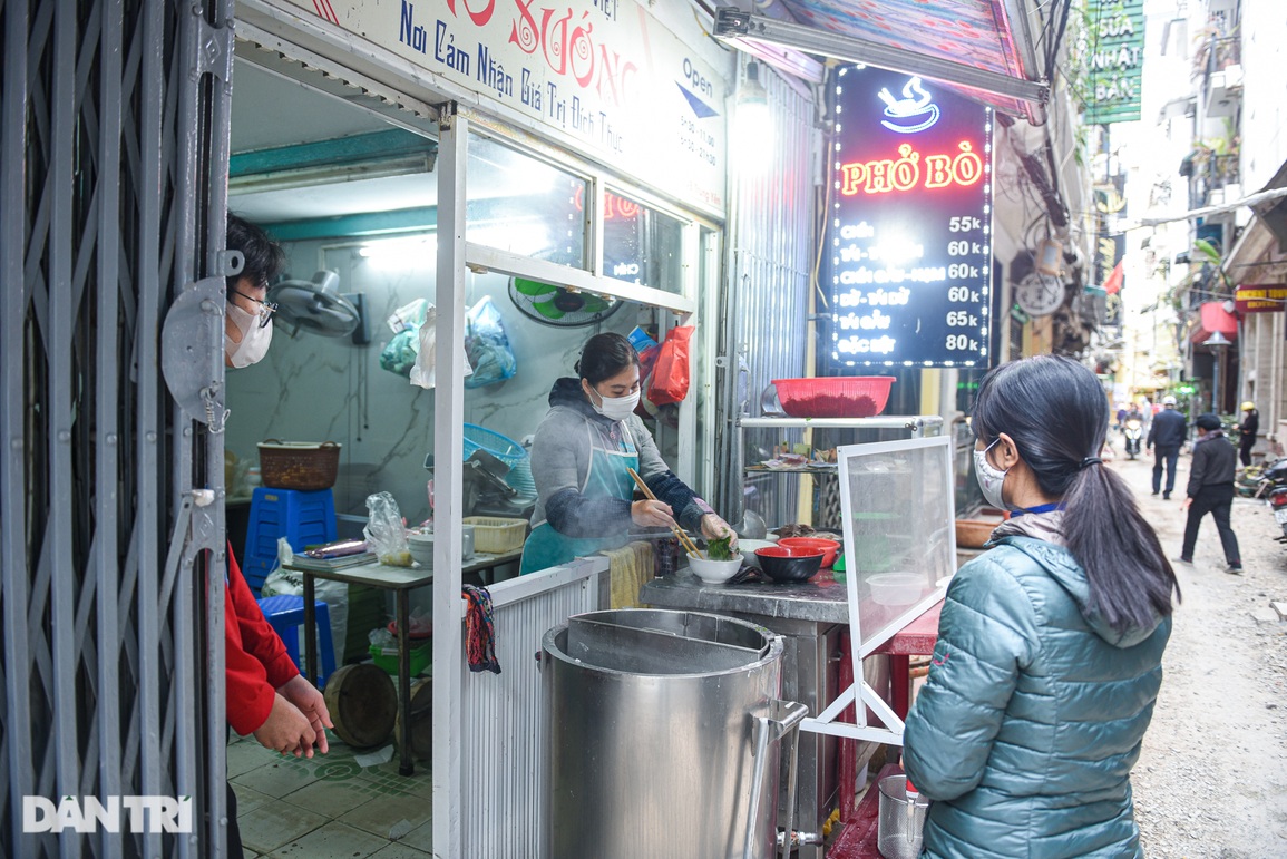 Đường phố vắng như Tết, quán xá đua nhau treo biển bán mang về ở Hà Nội - 5 Đường phố vắng như Tết, quán xá đua nhau treo biển bán mang về ở Hà Nội - 5