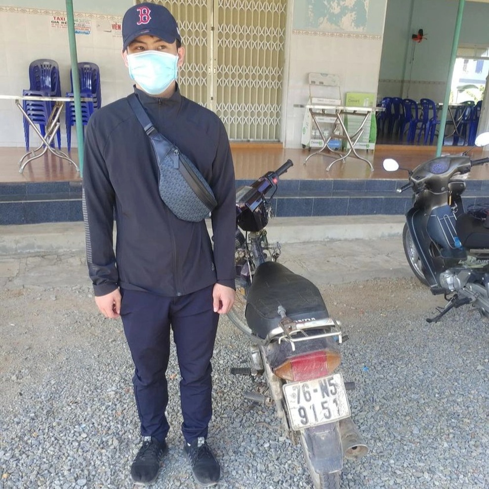 Theo lối mòn né chốt kiểm dịch, thanh niên tiện tay dắt trộm xe máy - 1 Theo lối mòn né chốt kiểm dịch, thanh niên tiện tay dắt trộm xe máy - 1