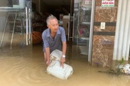 Người Hà Nội thẫn thờ nhìn phố ngập, lấy can tát nước ra khỏi nhà