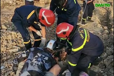 Nghẹt thở khoảnh khắc giải cứu bé gái rơi xuống hố sâu 15m