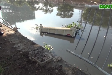 Hiện trường xe ben lao xuống kênh Tàu Hủ