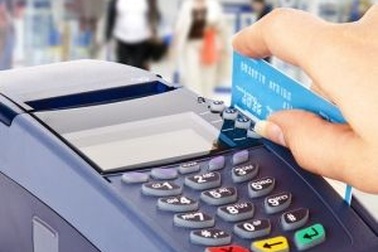 Nguy cơ mất tiền vì quẹt thẻ thanh toán POS
