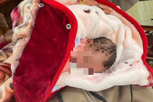 Bé gái bị bỏ rơi gần bãi rác với lời nhắn "ai nhặt được xin nuôi dùm"