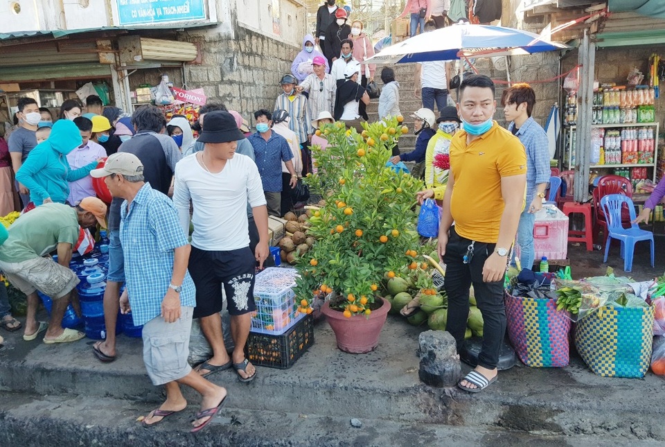 Khánh Hòa: Nhộn nhịp chở Tết ra đảo, thu tiền triệu mỗi ngày - 2 Khánh Hòa: Nhộn nhịp chở Tết ra đảo, thu tiền triệu mỗi ngày - 2
