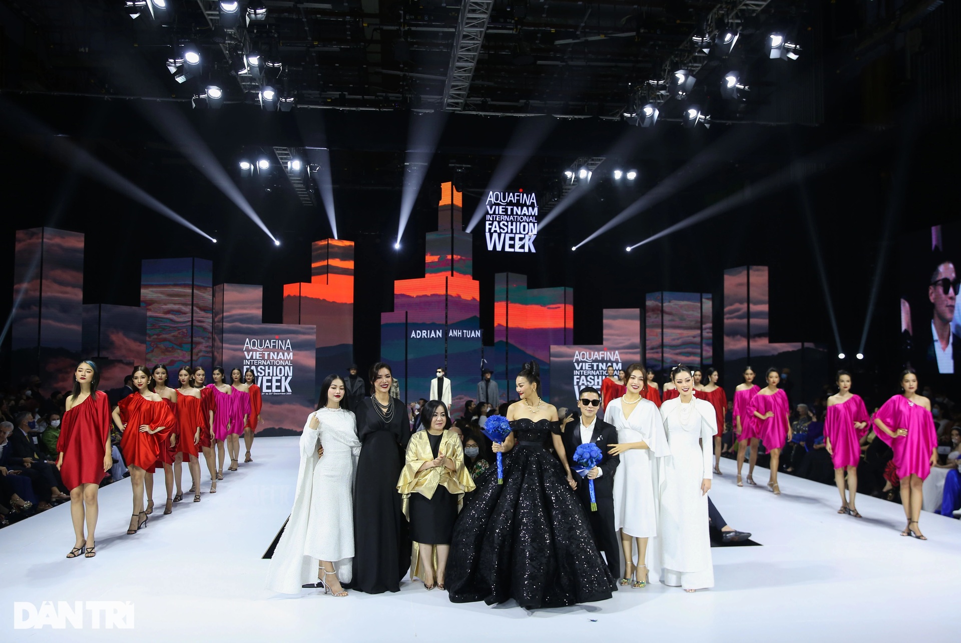 Hương Giang Idol, Thanh Hằng bùng nổ ở Tuần lễ Thời trang Việt Nam 2021 - 13