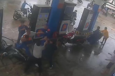 Camera ghi lại cảnh nhân viên cây xăng bị hai người đàn ông đánh