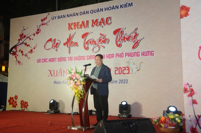 Ông Nguyễn Anh Quân, Ủy viên Ban Thường vụ, Phó Chủ tịch Thường trực UBND quận Hoàn Kiếm phát biểu khai mạc chợ hoa xuân.