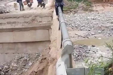Người dân đu bám lan can để đi qua cầu
