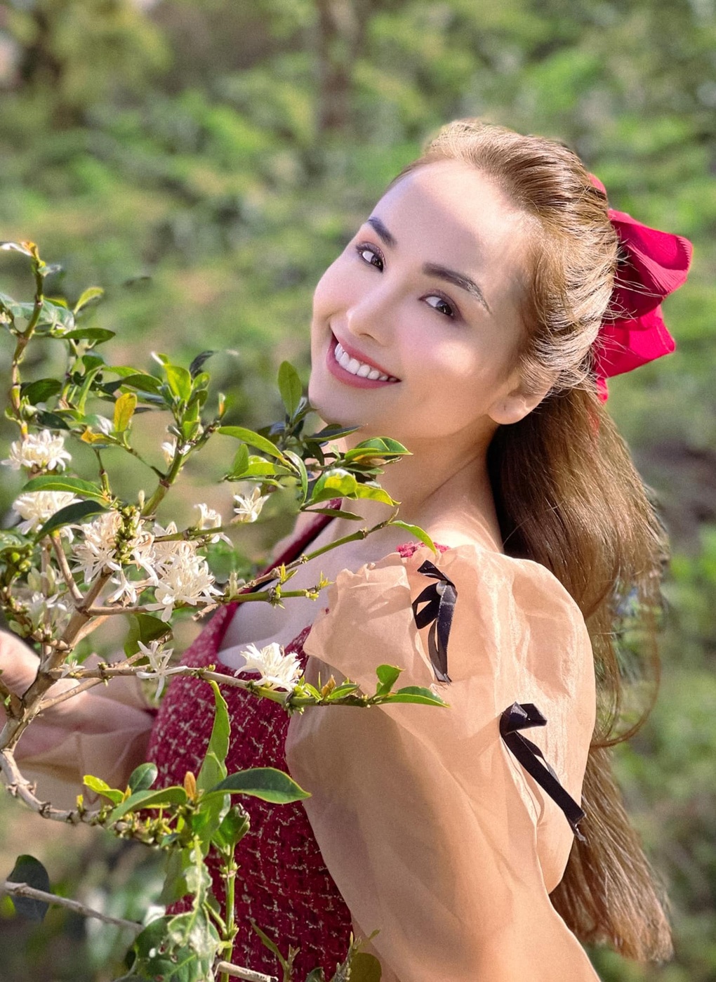 Diễm Hương: Suýt bị tước vương miện, giờ làm phun xăm 10 triệu đồng/ngày - 5 Diễm Hương: Suýt bị tước vương miện, giờ làm phun xăm 10 triệu đồng/ngày - 5
