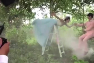 Hậu trường bất ngờ và hài hước của những bức ảnh cưới ấn tượng