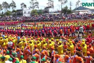 Sôi nổi giải Đua ghe Ngo thu hút hàng nghìn người tham gia, cổ vũ