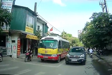 Lái xe lấn làn - "Chuyện thường ở huyện"?