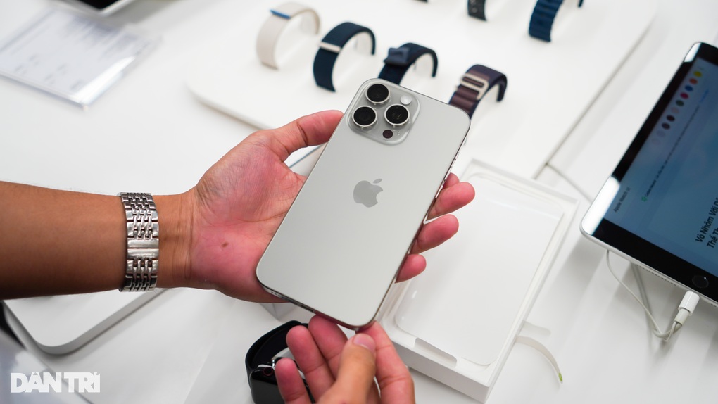 iPhone 15 lên kệ, người dùng Việt xếp hàng xuyên đêm chờ nhận máy - 10 iPhone 15 lên kệ, người dùng Việt xếp hàng xuyên đêm chờ nhận máy - 10