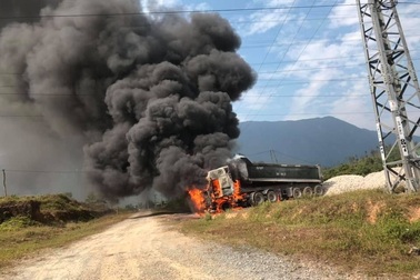 Xe đầu kéo bốc cháy dữ dội, tạo thành cột khói khổng lồ
