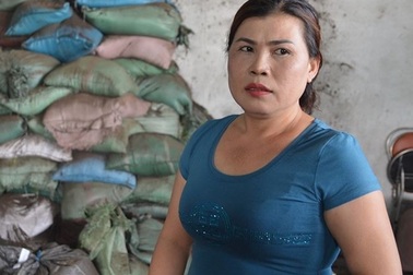 Tạm giữ 5 đối tượng liên quan đến vụ tạp chất cà phê nhuộm pin