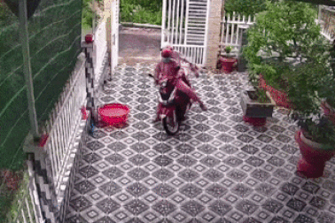 Người đi xe máy ngã sõng soài vì sân lát gạch hoa