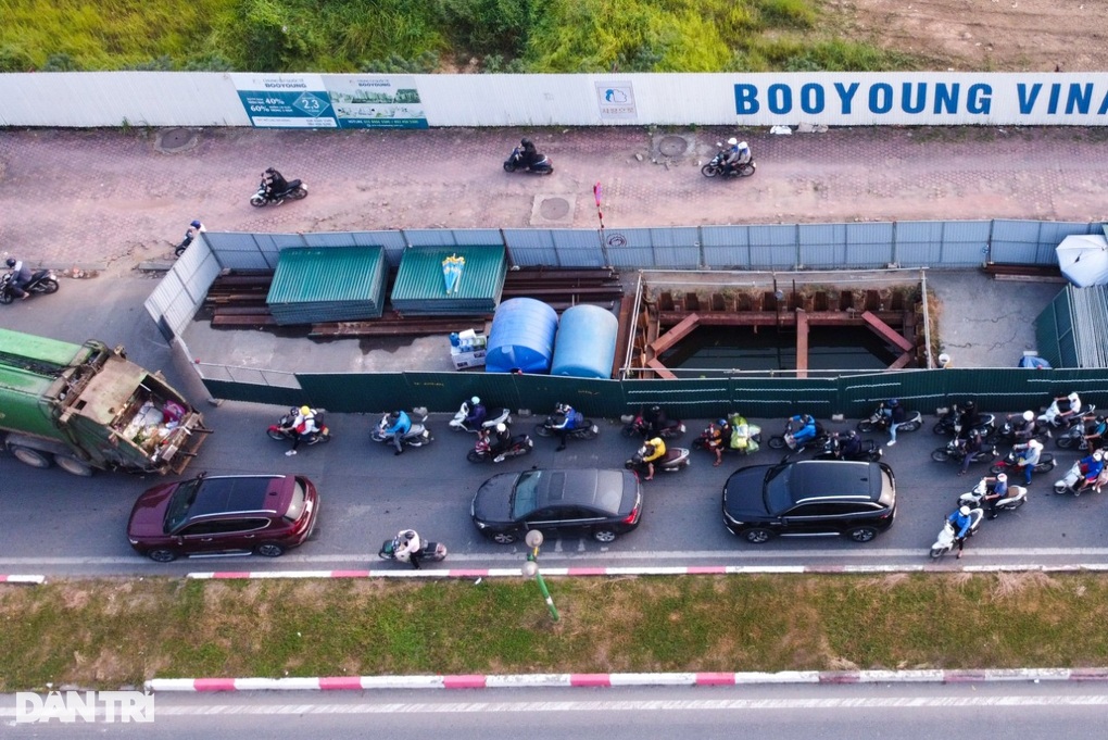 Hà Nội: Ma trận lô cốt, rào chắn trên đường Vũ Trọng Khánh - 2 Hà Nội: Ma trận lô cốt, rào chắn trên đường Vũ Trọng Khánh - 2