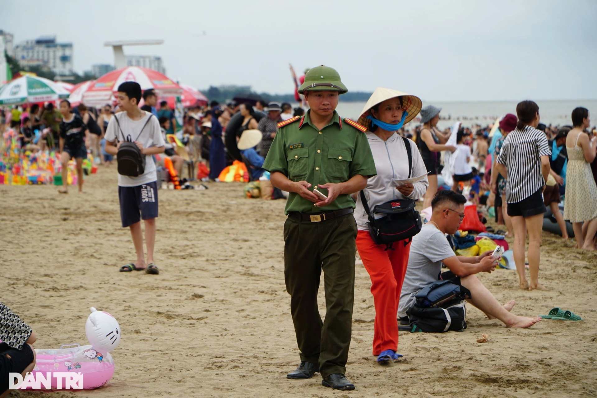 Biển Sầm Sơn ken đặc du khách dịp cuối tuần - 7