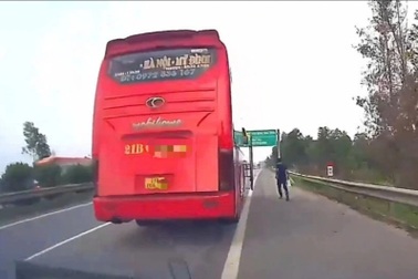 Xử phạt tài xế ô tô ngang nhiên đón khách trên cao tốc