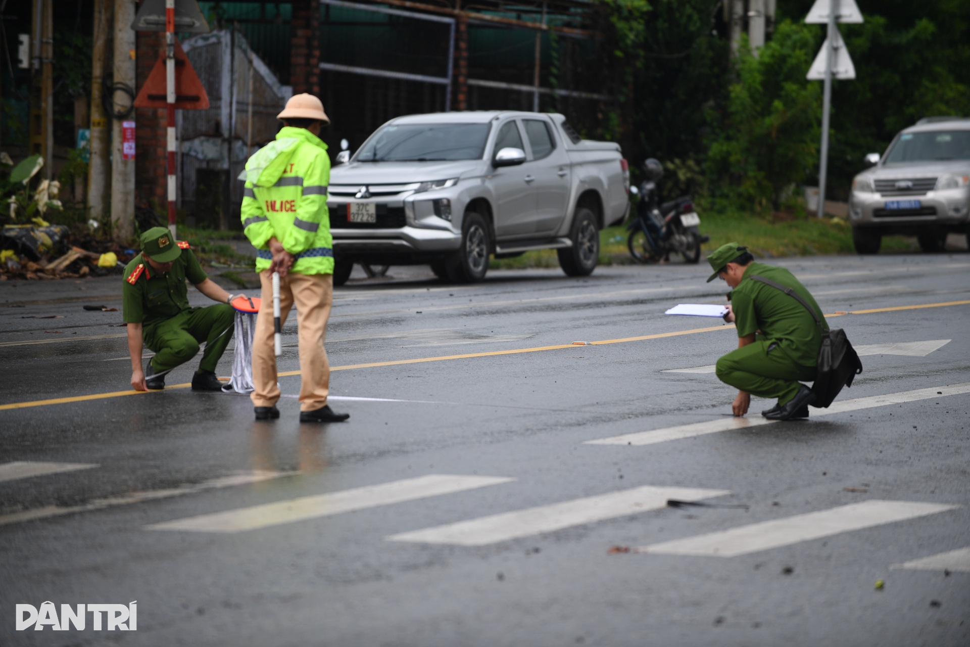 Hiện trường vụ xe tải lao vào chợ khiến 3 người chết, 9 người bị thương - 10 Hiện trường vụ xe tải lao vào chợ khiến 3 người chết, 9 người bị thương - 10