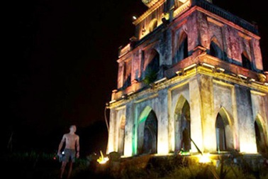 Tranh cãi clip chàng trai "khác người" bơi ra Tháp Rùa lúc nửa đêm