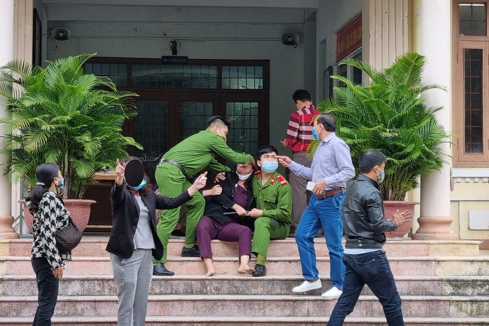 Giám đốc doanh nghiệp bất động sản nghi uống thuốc định tự tử tại tòa - 2 Giám đốc doanh nghiệp bất động sản nghi uống thuốc định tự tử tại tòa - 2