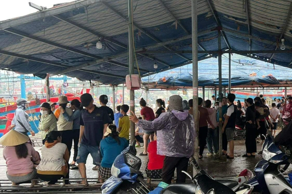 Thuyền câu mực bị sóng đánh chìm, 2 ngư dân mất tích - 1 Thuyền câu mực bị sóng đánh chìm, 2 ngư dân mất tích - 1