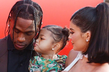 Stormi dự sự kiện cùng mẹ Kylie Jenner & bố Travis Scott