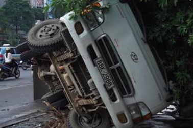 Xe tải nghiền nát xe máy giữa phố