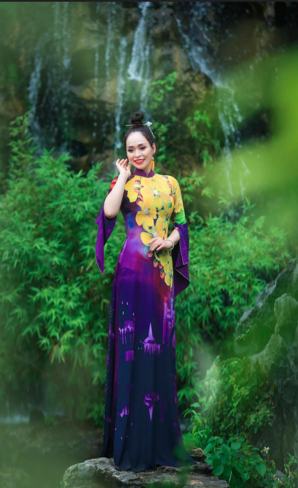 NTK Hoàng Ly mang quốc hoa ASEAN lên áo dài - 6 NTK Hoàng Ly mang quốc hoa ASEAN lên áo dài - 6
