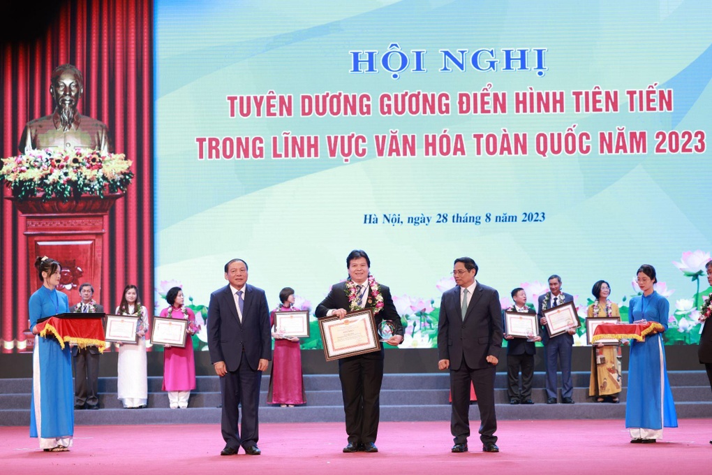 Nhạc sĩ Đỗ Hồng Quân, HLV Mai Đức Chung được vinh danh ở lĩnh vực văn hóa - 5 Nhạc sĩ Đỗ Hồng Quân, HLV Mai Đức Chung được vinh danh ở lĩnh vực văn hóa - 5