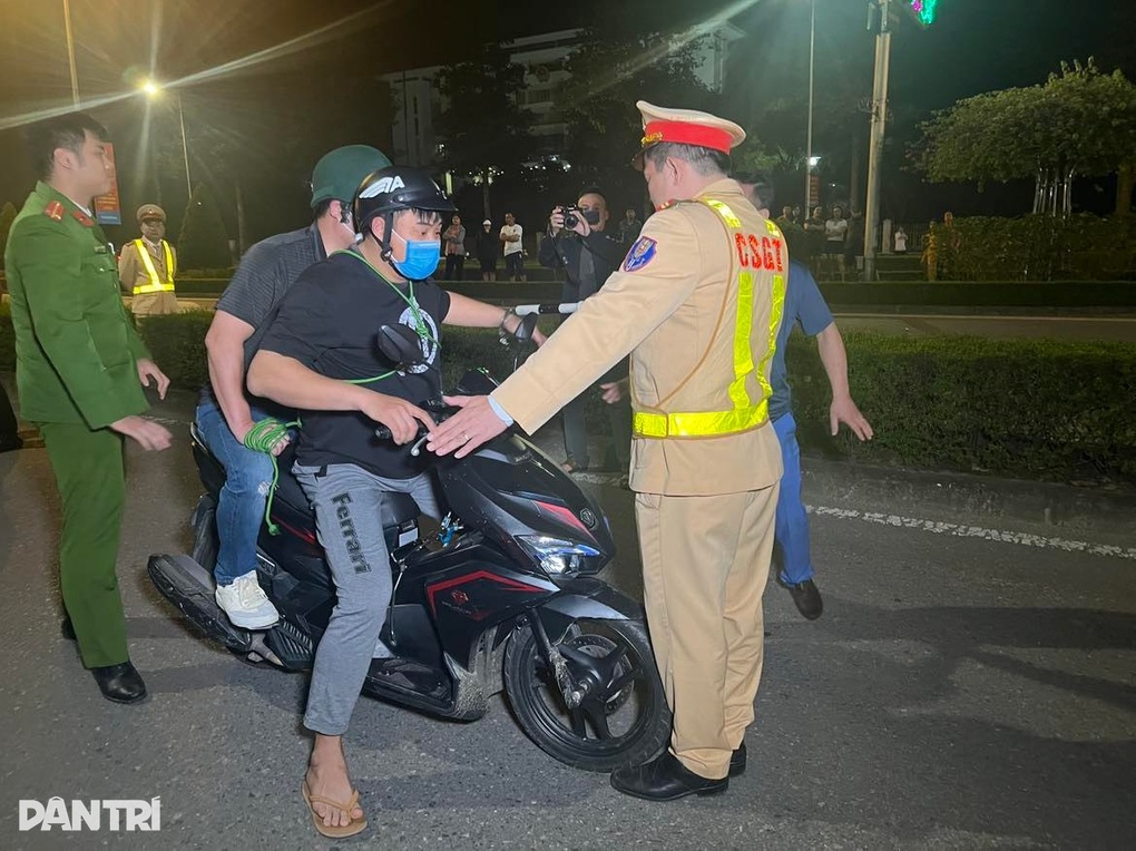 Khởi tố tài xế say rượu tông trọng thương thiếu tá công an - 1 Khởi tố tài xế say rượu tông trọng thương thiếu tá công an - 1