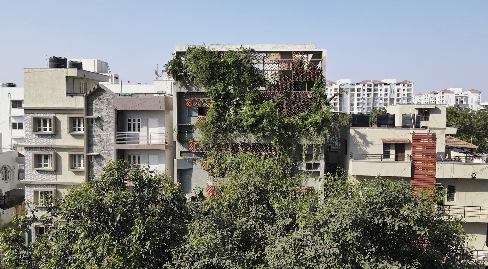 Khu chung cư mini này nằm trên trục đường đông đúc thuộc một thành phố của Ấn Độ.