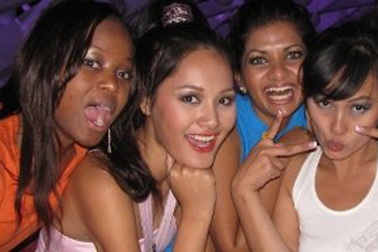 Nụ cười tươi tắn của Hương Giang “lọt” ống kính phóng viên 