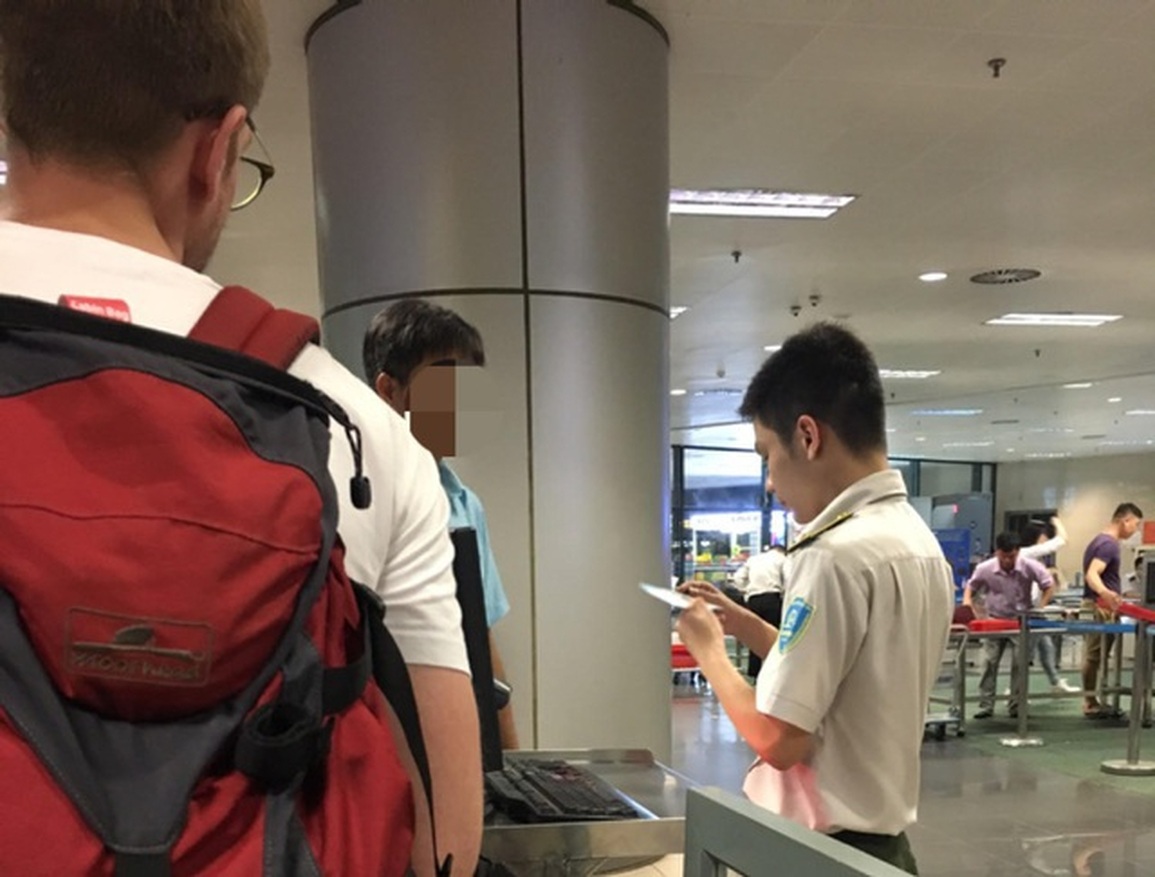 Nam hành khách dùng giấy phép lái xe giả đi máy bay - 1 Nam hành khách dùng giấy phép lái xe giả đi máy bay - 1