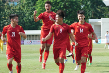 HLV Đinh Thế Nam trách cầu thủ U19 Việt Nam nhận thẻ vàng