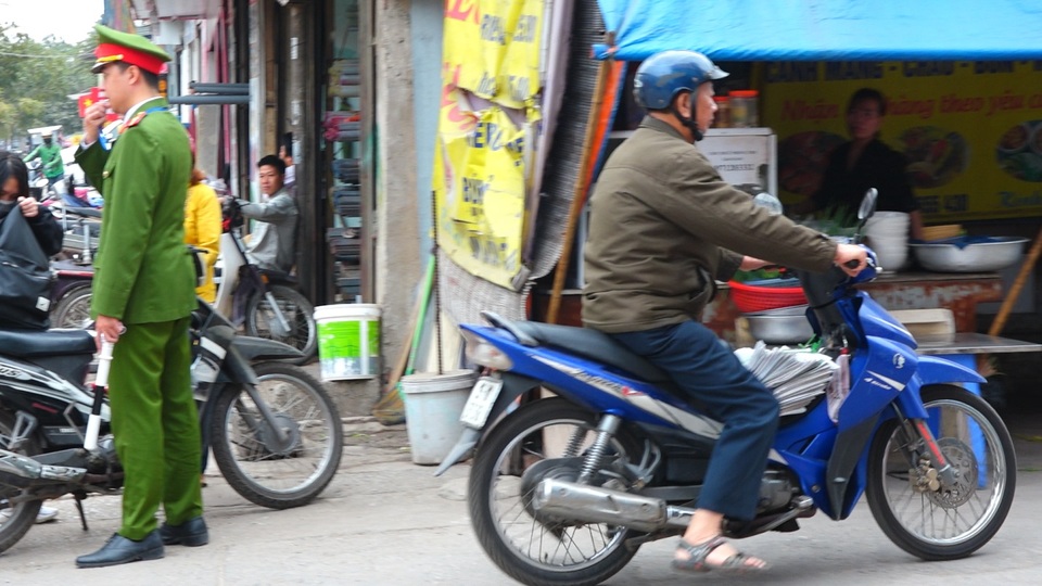 Đoàn xe băng băng đi ngược đường Hà Nội phản ứng bất ngờ khi gặp CSGT - 6