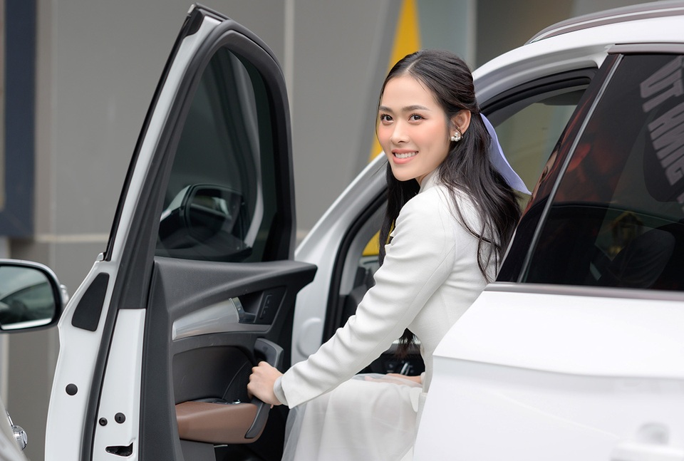 Diệp Bảo Ngọc tự lái xe dự ra mắt phim mới - 1 Diệp Bảo Ngọc tự lái xe dự ra mắt phim mới - 1