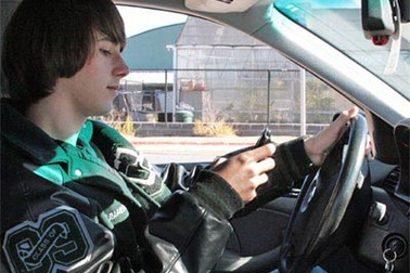 Teen Mỹ “phớt lờ” luật cấm nhắn tin khi lái xe